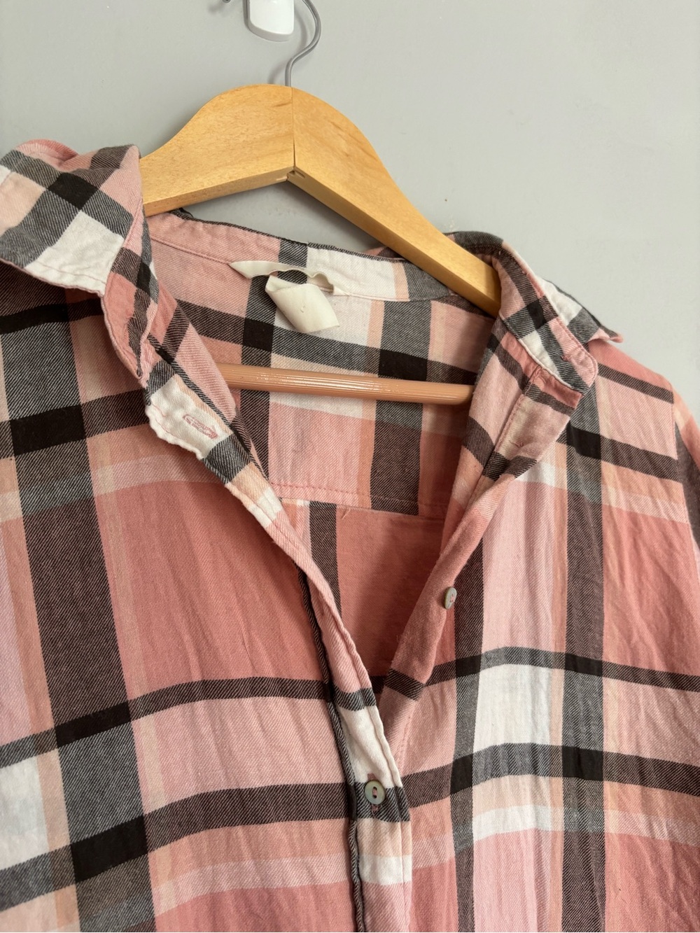H&M Multi Colored Pink, Gray, White Plaid Button Down Shirt Size 2 - Picture 3 of 6